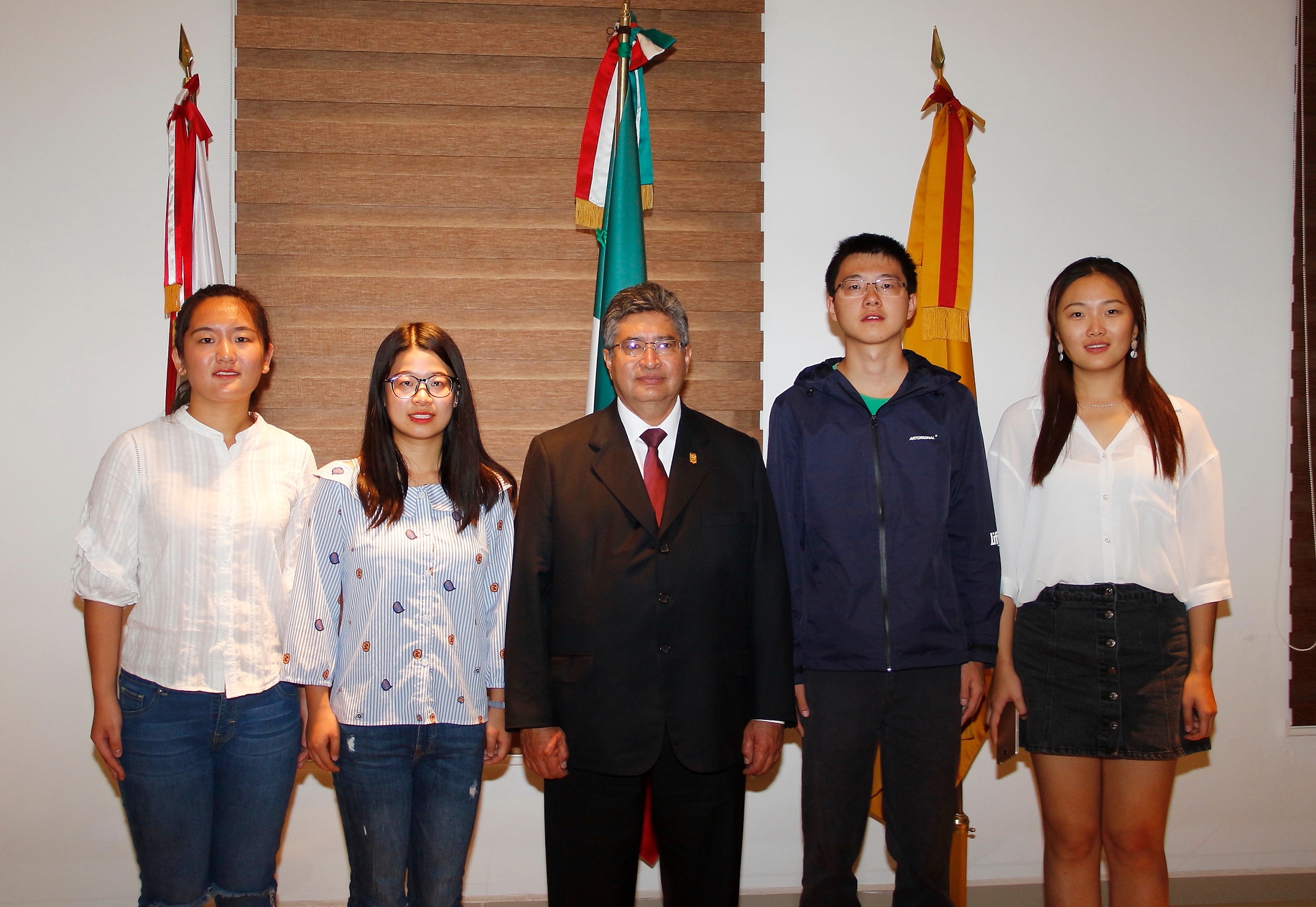 Visitan la UAT alumnos de la Universidad Internacional de Negocios y Economía de China